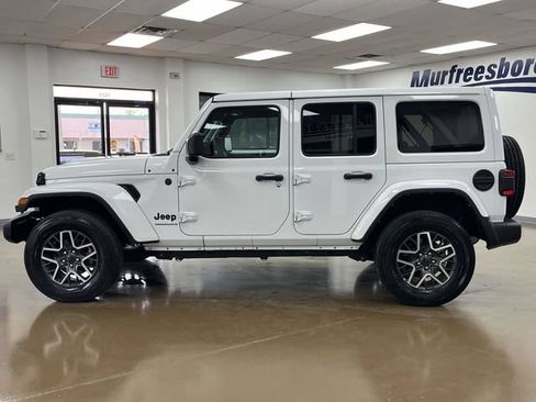 Used 2025 Jeep Wrangler Unlimited Sahara AWD/4WD image 9
