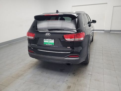 Used 2017 Kia Sorento LX w/ LX Convenience Package image 7