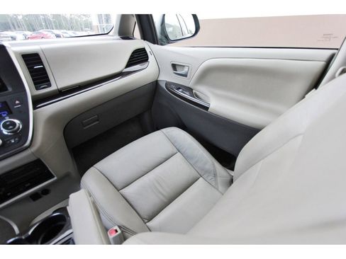 Used 2016 Toyota Sienna XLE Premium FWD image 12