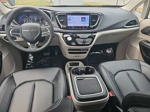 Used 2024 Chrysler Pacifica Touring-L FWD image 19