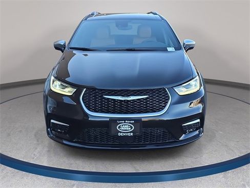 Used 2021 Chrysler Pacifica Pinnacle image 3