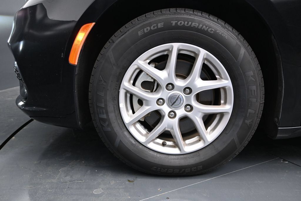 Used 2024 Chrysler Pacifica Touring-L FWD image 13