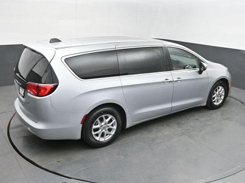 Used 2022 Chrysler Voyager LX image 39