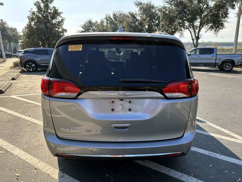 Used 2017 Chrysler Pacifica Touring-L image 3