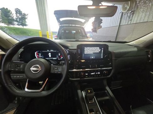 Used 2025 Nissan Pathfinder Platinum FWD image 4