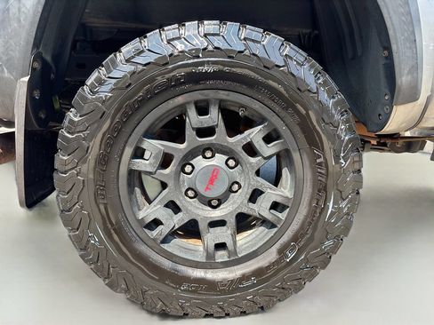Used 2017 Toyota Tacoma TRD Off-Road w/ Premium & Technology Package AWD/4WD image 31