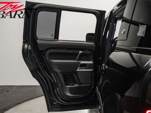 Used 2024 Land Rover Defender 110 SE image 39