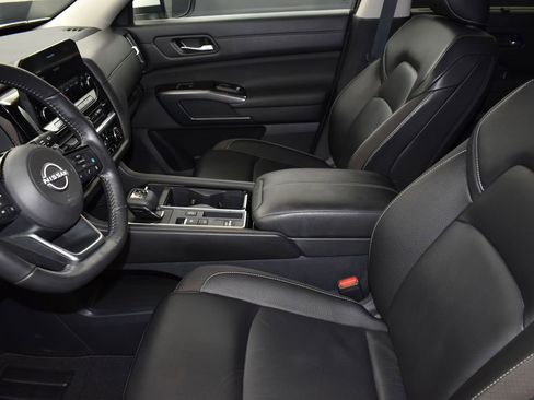 Used 2024 Nissan Pathfinder SL image 13