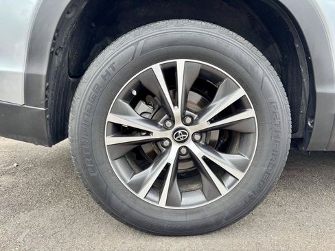 Used 2019 Toyota Highlander Plus w/ Carpet Mat Package (TMS) AWD/4WD image 42