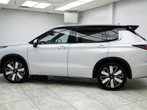 New 2026 Mitsubishi Outlander SEL image 3