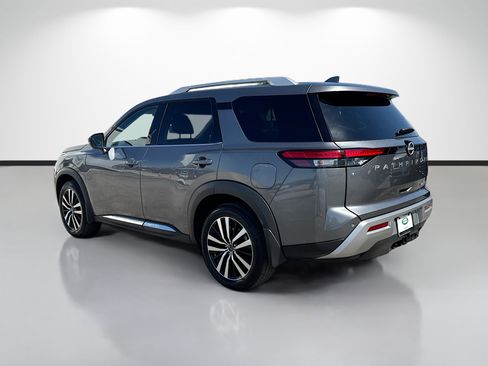 Used 2025 Nissan Pathfinder Platinum FWD image 3