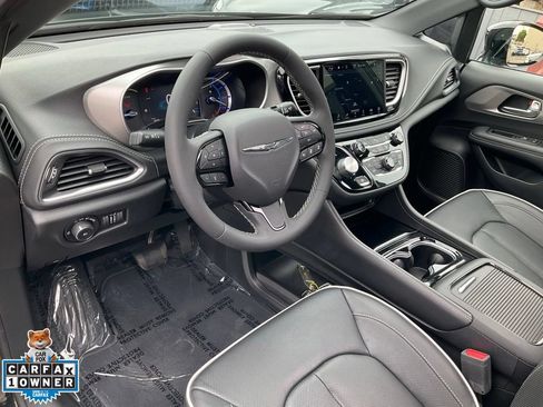 Used 2023 Chrysler Pacifica Limited w/ Uconnect Theater Family Group FWD image 6