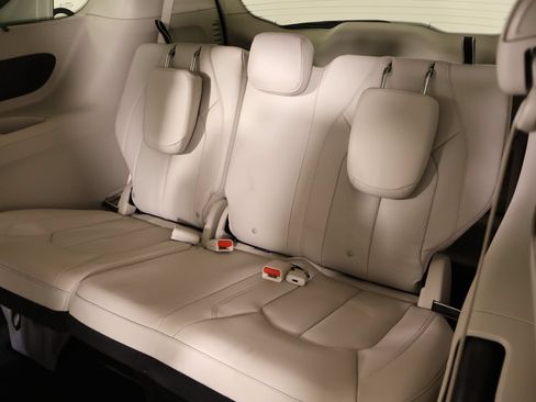 Used 2021 Chrysler Pacifica Touring-L w/ Uconnect Theater Family Group FWD image 14