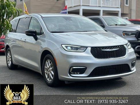 Used 2024 Chrysler Pacifica Touring-L FWD image 3