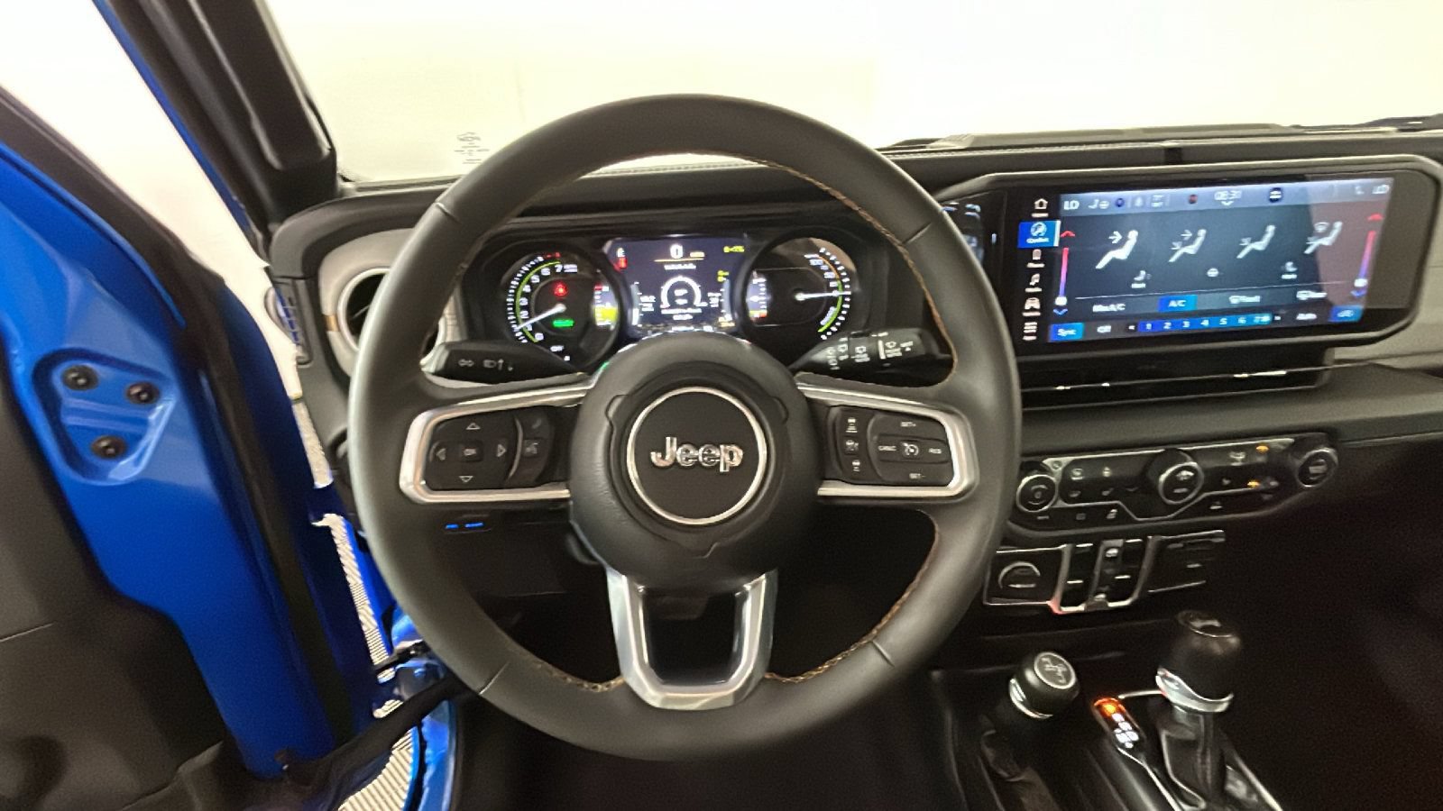 Used 2024 Jeep Wrangler Unlimited Sahara AWD/4WD image 16