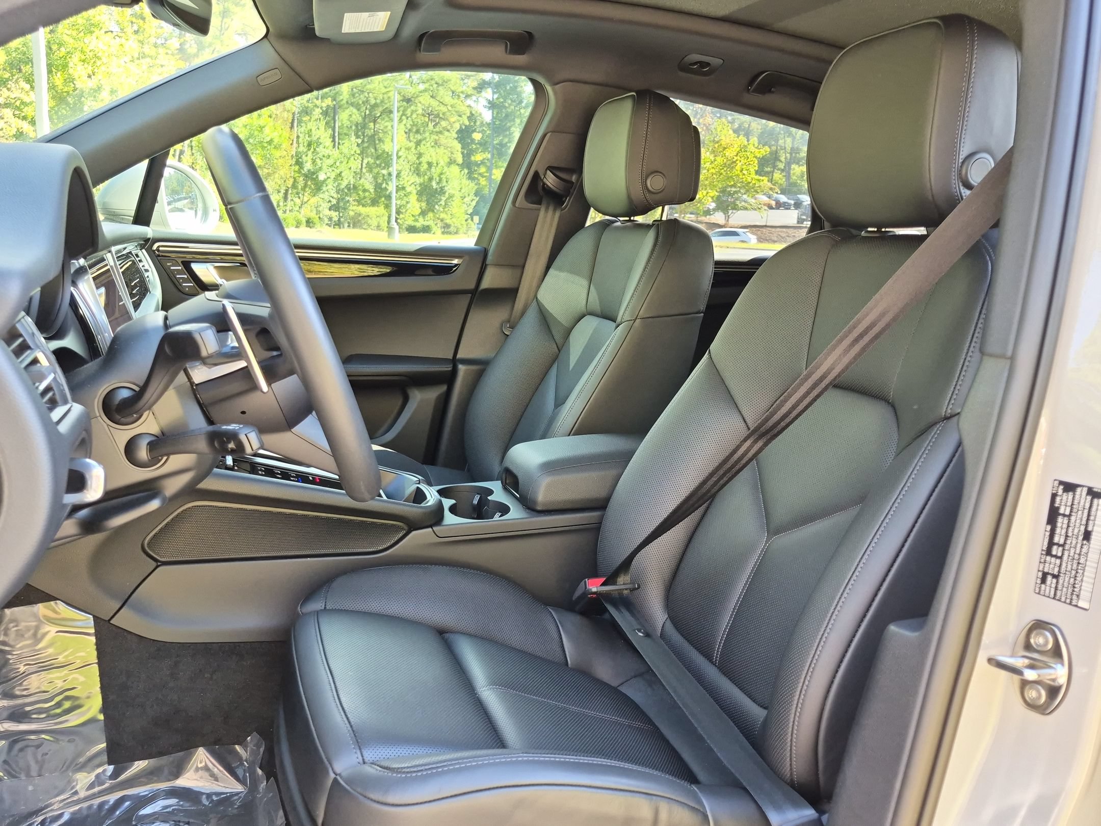 Certified 2026 Porsche Macan AWD/4WD image 5