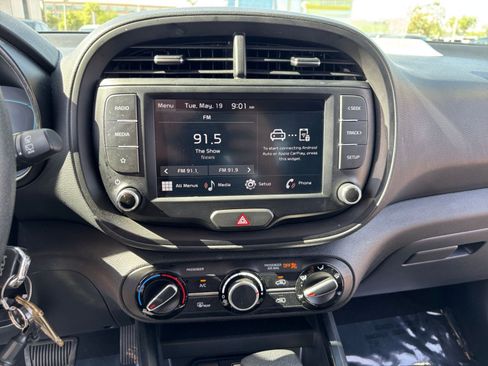 Used 2025 Kia Soul LX w/ LX Technology Package FWD image 17