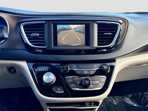 Used 2020 Chrysler Voyager L image 12