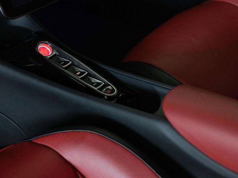 Used 2023 McLaren Artura image 13