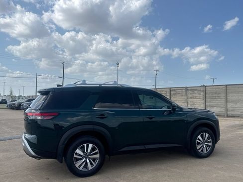 Certified 2023 Nissan Pathfinder SL w/ Black Appearance Package FWD image 23