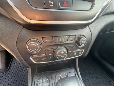 Used 2019 Jeep Cherokee Trailhawk AWD/4WD image 22