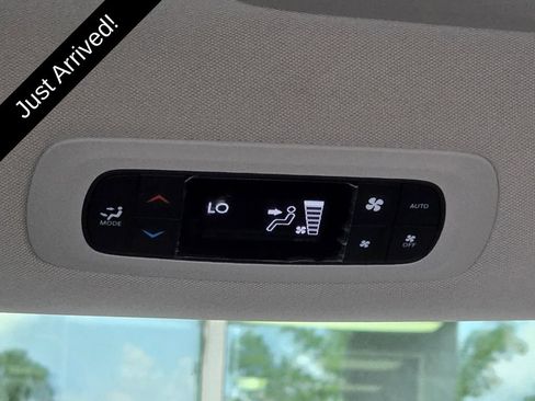 Used 2024 Chrysler Pacifica Touring-L FWD image 10