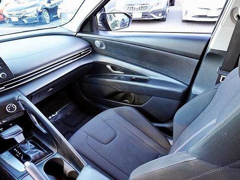 Certified 2025 Hyundai Elantra SE FWD image 30