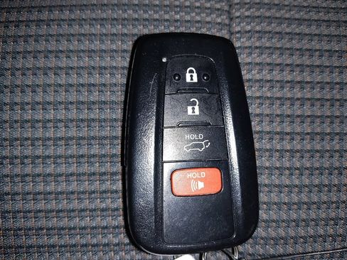 Used 2021 Toyota Highlander LE image 32