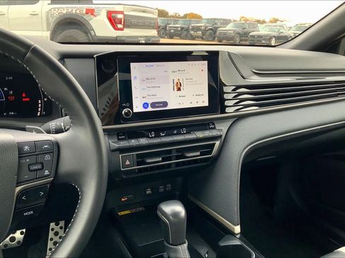 Used 2025 Toyota Camry SE image 6