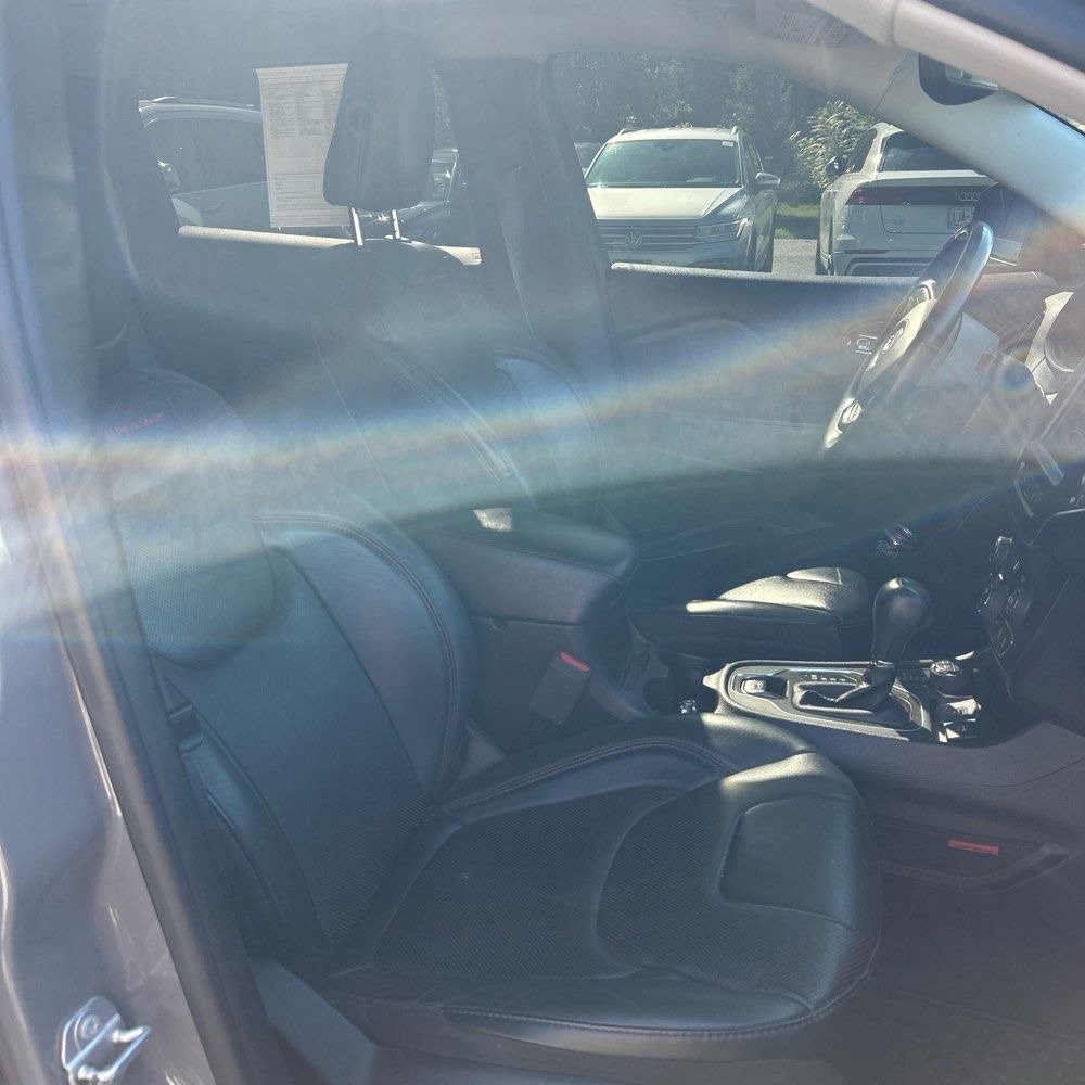 Used 2019 Jeep Cherokee Trailhawk AWD/4WD image 6