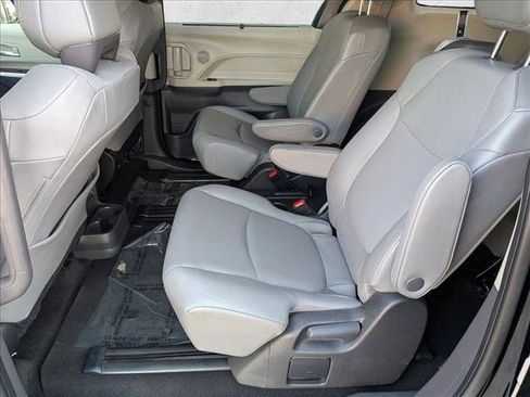 Used 2024 Toyota Sienna XLE FWD image 17