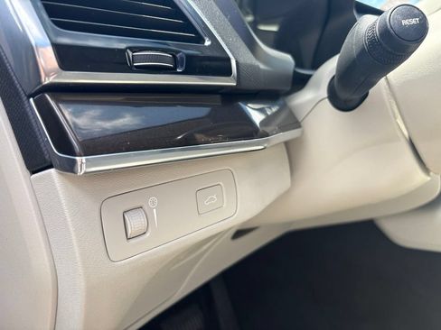 Used 2018 Volvo XC90 T6 Momentum w/ Convenience Package AWD/4WD image 16