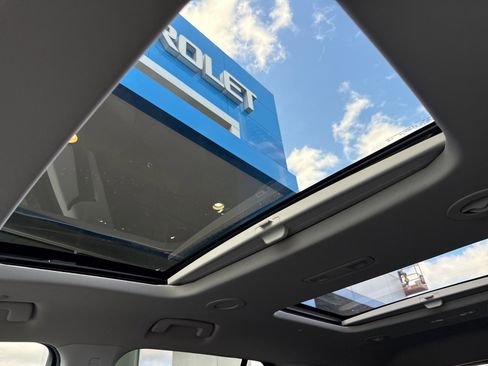 Used 2021 Chevrolet Traverse RS image 33