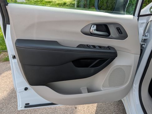 Used 2023 Chrysler Pacifica Touring-L image 37