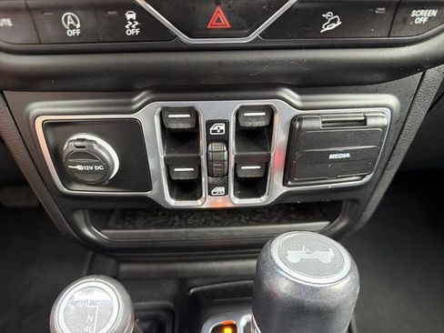 Used 2020 Jeep Wrangler Unlimited Sahara AWD/4WD image 15