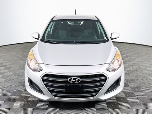 Used 2017 Hyundai Elantra GT image 2