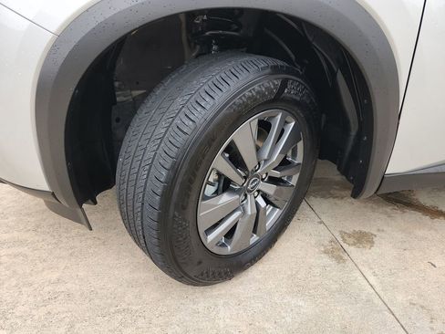 Used 2025 Nissan Pathfinder SV FWD image 31