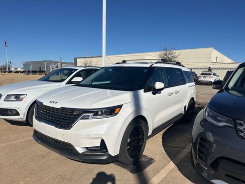 Used 2024 Kia Carnival SX Prestige image 1