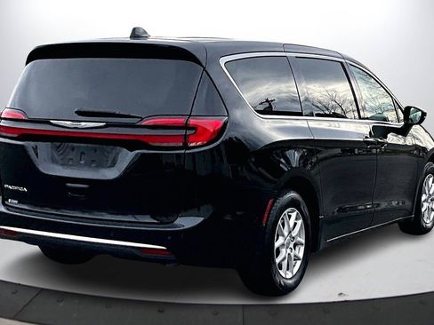Certified 2024 Chrysler Pacifica Touring-L image 9