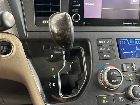 Used 2019 Toyota Sienna XLE FWD image 46