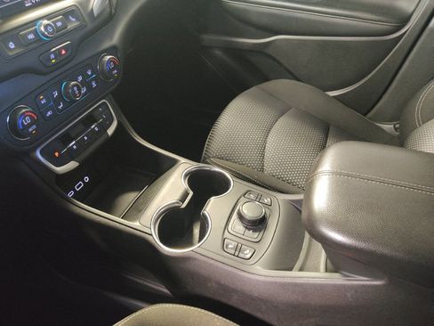 Used 2024 GMC Terrain SLE w/ Driver Convenience Package FWD image 26