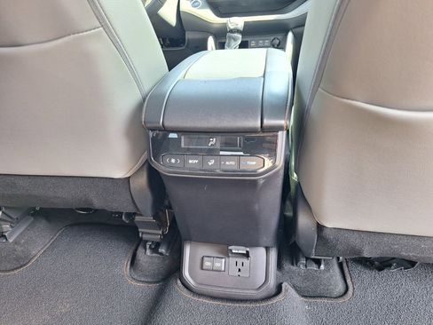 Used 2023 Toyota Highlander Bronze Edition image 32