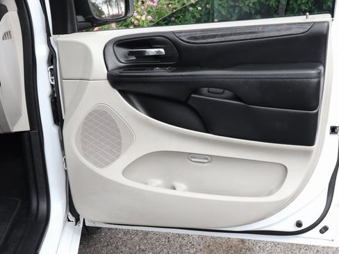 Used 2019 Dodge Grand Caravan SE image 36