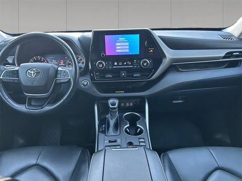 Used 2023 Toyota Highlander XLE image 12