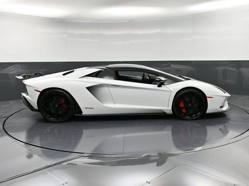 Used 2019 Lamborghini Aventador S image 9