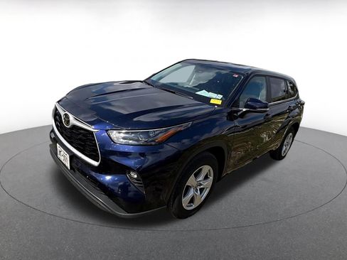 Used 2025 Toyota Highlander LE FWD image 3