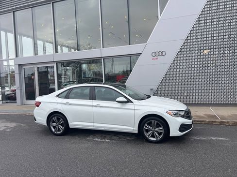 Used 2023 Volkswagen Jetta SE w/ Panoramic Sunroof Package image 13