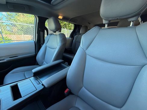 Used 2025 Toyota Sienna XLE FWD image 36