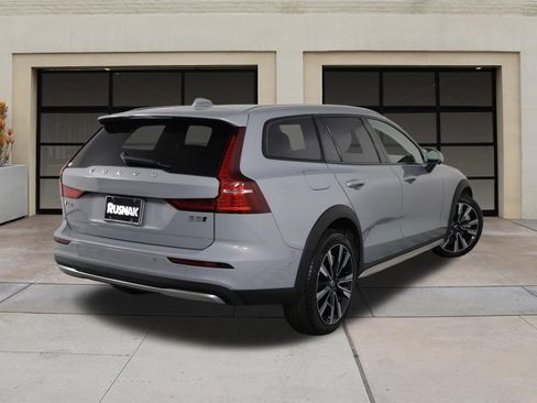 Used 2025 Volvo V60 B5 Cross Country Ultra AWD/4WD image 4