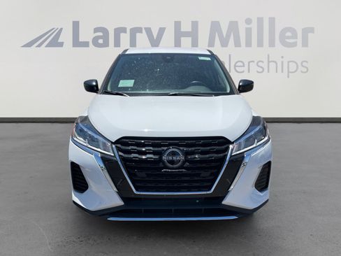Used 2025 Nissan Kicks Play S FWD image 3